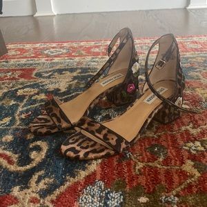 Steve Madden low thick leopard print heel Size 6